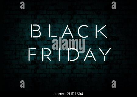 Modello realistico del banner del Black Friday su sfondo blu scuro isolato. Banner neon Black Friday con retroilluminazione. Grafica 3D Foto Stock