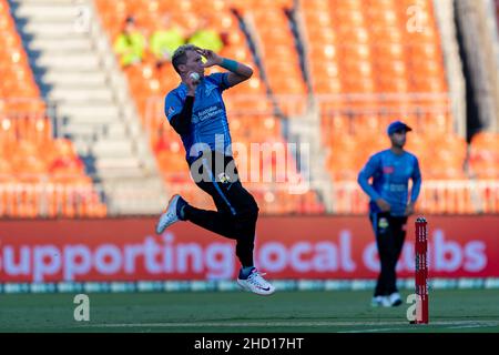 Sydney, Australia. 02nd Jan 2022. Peter Siddle of Strikers bowls durante la partita tra Sydney Thunder e Adelaide Strikers al Sydney Showground Stadium, il 02 gennaio 2022, a Sydney, Australia. (Solo per uso editoriale) Credit: Izhar Ahmed Khan/Alamy Live News/Alamy Live News Foto Stock