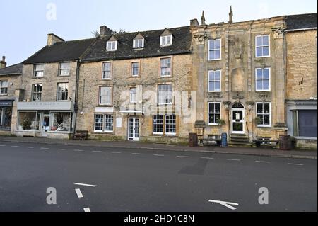 Una fila di negozi terrazzati nella Piazza del mercato nella città di Gloucestershire di Stow on the Wold Foto Stock