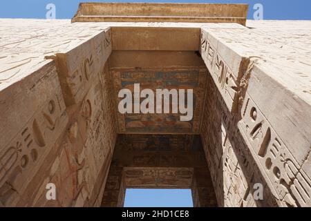 Antico arco egiziano con geroglifi al Tempio di Ramses III, Luxor, Egitto Foto Stock