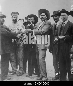 Rodolfo Fierro (centro) con Francisco Villa Raul Madero (tagliato). Foto Stock