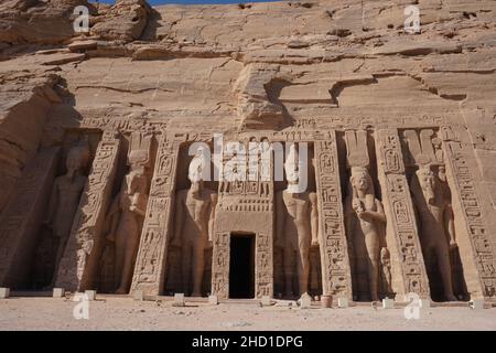 Fronte del Tempio di Hathor e Nefertari, Abu Simbel, Egitto Foto Stock
