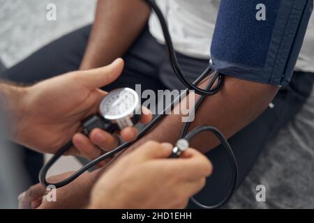 Paziente afroamericano sottoposto a controllo medico di routine Foto Stock