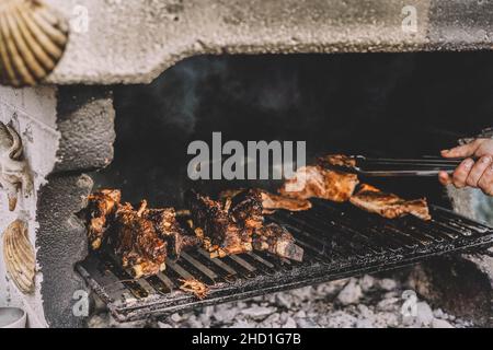 Barbecue in stile sudamericano con diversi tagli di vitello e salsiccia di sangue Foto Stock