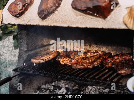 Barbecue in stile sudamericano con diversi tagli di vitello e salsiccia di sangue Foto Stock