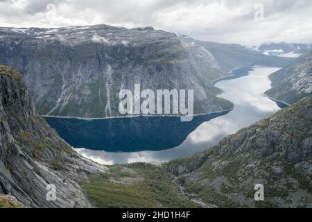 Lago Ringedal vista da Trolltunga, famoso paesaggio norvegese punto di vista. Escursioni in Scandinavia. Nuvoloso giorno d'autunno in paesaggio norvegese. Foto Stock