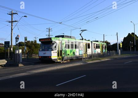 Tram di classe B con livrea PTV fermata alla fine della Route 64, vicino a Nepean Hwy, intorno al tramonto in una giornata limpida Foto Stock
