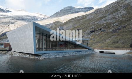 Trollstigen, Norvegia - 09.11.2017: Moderno edificio triangolare del caffè e centro visitatori Trollstigen in una fredda giornata di inizio autunno. Moderno e contemporaneo Foto Stock