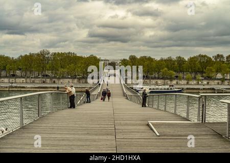 Parigi. Francia - 04.06.2014: Ponte di legno sul fiume a Parigi Foto Stock