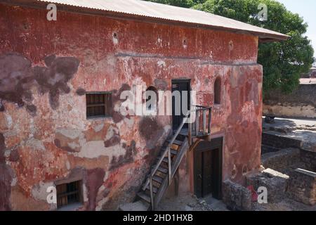 Edificio rosso all'interno di Fort Jesus a Mombasa, Kenya Foto Stock