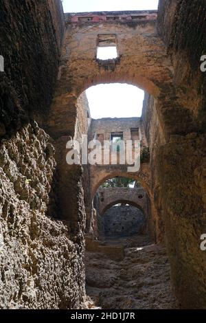 Architettura all'interno di Fort Jesus nella città costiera di Mombasa, Kenya Foto Stock