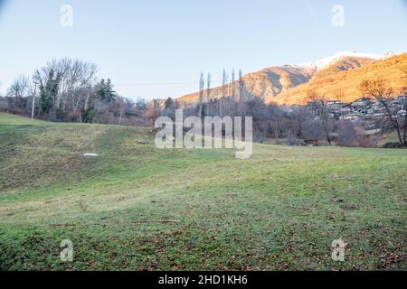 paesaggio agricolo di montagna con prato verde in inverno Foto Stock