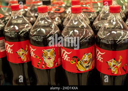 Le bottiglie di Coca-Cola per l'anno della Tigre sono vendute in un supermercato a Pechino, Cina. 02 gennaio 2022 Foto Stock