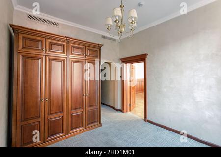 Grande armadio in legno in una stanza vuota. Armadio in legno Foto Stock