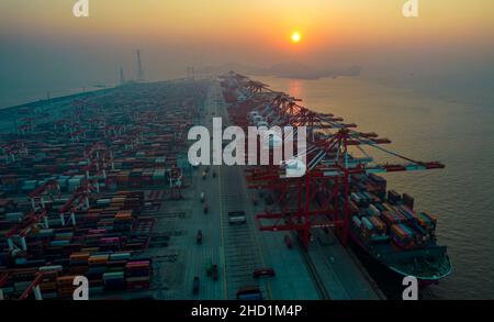 SHANGHAI, CINA - 2 GENNAIO 2022 - una foto aerea scattata il 2 gennaio 2022 mostra grandi navi container che caricano e scaricano nelle acque profonde di Yangshan Foto Stock