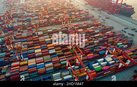 SHANGHAI, CINA - 2 GENNAIO 2022 - una foto aerea scattata il 2 gennaio 2022 mostra grandi navi container che caricano e scaricano nelle acque profonde di Yangshan Foto Stock