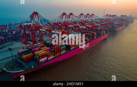 SHANGHAI, CINA - 2 GENNAIO 2022 - una foto aerea scattata il 2 gennaio 2022 mostra grandi navi container che caricano e scaricano nelle acque profonde di Yangshan Foto Stock