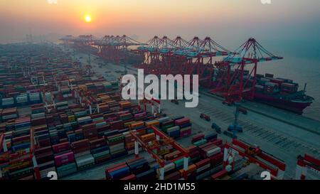 SHANGHAI, CINA - 2 GENNAIO 2022 - una foto aerea scattata il 2 gennaio 2022 mostra grandi navi container che caricano e scaricano nelle acque profonde di Yangshan Foto Stock