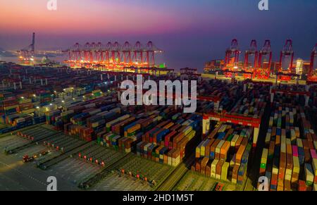 SHANGHAI, CINA - 2 GENNAIO 2022 - una foto aerea scattata il 2 gennaio 2022 mostra grandi navi container che caricano e scaricano nelle acque profonde di Yangshan Foto Stock