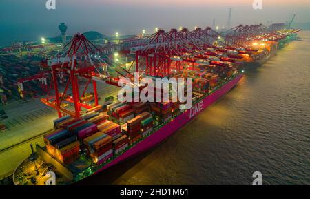 SHANGHAI, CINA - 2 GENNAIO 2022 - una foto aerea scattata il 2 gennaio 2022 mostra grandi navi container che caricano e scaricano nelle acque profonde di Yangshan Foto Stock