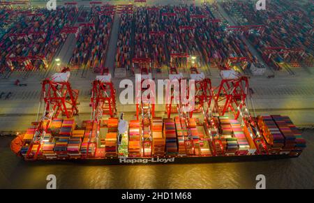 SHANGHAI, CINA - 2 GENNAIO 2022 - una foto aerea scattata il 2 gennaio 2022 mostra grandi navi container che caricano e scaricano nelle acque profonde di Yangshan Foto Stock