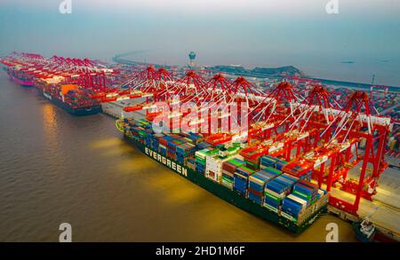 SHANGHAI, CINA - 2 GENNAIO 2022 - una foto aerea scattata il 2 gennaio 2022 mostra grandi navi container che caricano e scaricano nelle acque profonde di Yangshan Foto Stock