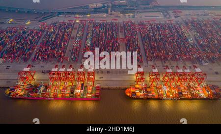 SHANGHAI, CINA - 2 GENNAIO 2022 - una foto aerea scattata il 2 gennaio 2022 mostra grandi navi container che caricano e scaricano nelle acque profonde di Yangshan Foto Stock