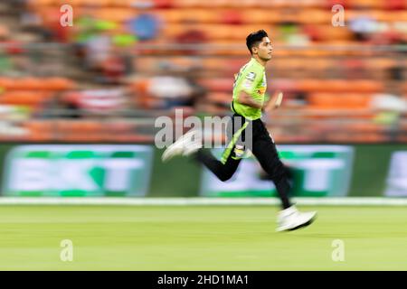 Sydney, Australia. 02nd Jan 2022. Mohammad Hasnain of Thunder Bowls durante la partita tra Sydney Thunder e Adelaide Strikers al Sydney Showground Stadium, il 02 gennaio 2022, a Sydney, Australia. (Solo per uso editoriale) Credit: Izhar Ahmed Khan/Alamy Live News/Alamy Live News Foto Stock