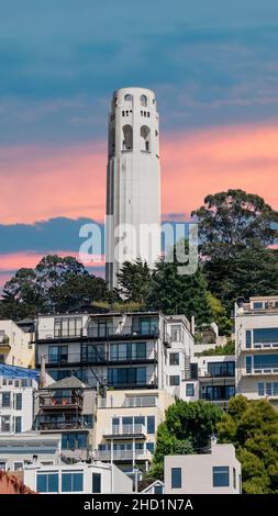 San Francisco, California, USA - Agosto 2019: Coit Tower al tramonto, cieli rosa. Coit Tower nel quartiere di Telegraph Hill di San Francisco, di Foto Stock