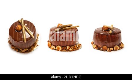 Torta al cioccolato e caramello isolata su sfondo bianco. Vista dall'alto. Foto Stock