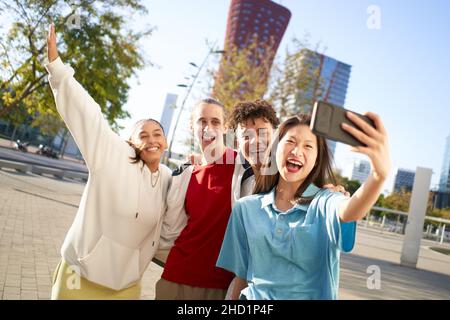 Gruppo di adolescenti multietnici che prendono un Selfie. Sorridendo i giovani che si divertono Foto Stock