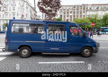 Porto, Portogallo - Giugno 03 2018: Pulmino di polizia durante una pattuglia nel centro della città. Foto Stock