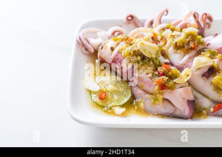 Calamari al vapore o polpo con peperoncino piccante e salsa al limone e lime Foto Stock