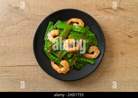Piselli verdi fritti con gamberi - stile casalingo Foto Stock