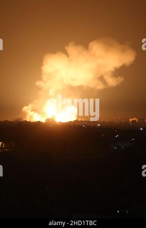 Una palla di fuoco e fumo sale durante gli attacchi aerei israeliani a Khan Yunis, nella striscia meridionale di Gaza, il 2 gennaio 2022. Foto Stock