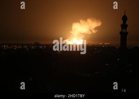 Una palla di fuoco e fumo sale durante gli attacchi aerei israeliani a Khan Yunis, nella striscia meridionale di Gaza, il 2 gennaio 2022. Foto Stock