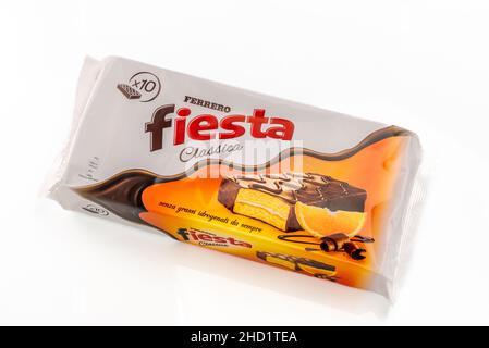 Alba, Italia - 21 dicembre 2021: Spuntino al cioccolato Fiesta Ferrero per bambini. pacchetto con dieci spuntini in vendita al supermercato isolato su bianco. Ferr Foto Stock