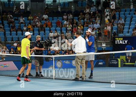 Sydney, Australia. 2nd Jan 2022. Coin Toss durante la partita di tennis ATP Cup tra Alex de Minaur of Australia e Matteo Berrettini d'Italia alla Ken Rosewall Arena il 02 gennaio 2022 a Sydney, Australia. Credit: Steven Markham/Speed Media/Alamy Live News Foto Stock