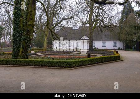 La casa natale di Frederic Chopin, piccola casa con un grande parco naturale sulle rive del fiume Utrata in Zelazowa Wola, Polonia. Foto Stock