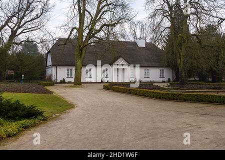 La casa natale di Frederic Chopin, piccola casa con un grande parco naturale sulle rive del fiume Utrata in Zelazowa Wola, Polonia. Foto Stock