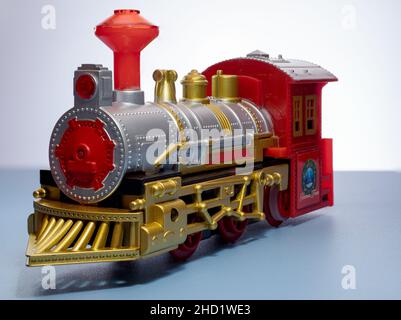 Primo piano del treno giocattolo regalo di Natale bambino sfondo bianco Foto Stock
