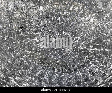 Cucina Scourer. Primo piano estremo. Paglierino in acciaio inox girato in macro. Isolato. Immagine stock. Foto Stock