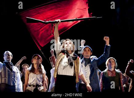 Fronte centrale, l-r: Rosalind James (Eponine), Jon Robyns (Enjollas), Gareth Gates (Marius) a LES MISERABLES al Barbican Theater, Londra EC2 14/09/2010 musica: Claude-Michel Schönberg testo: Herbert Kretzmer testo originale di Alain Boubil & Jean-Marc NATEL materiale aggiuntivo: James Fenton basato sul romanzo di Victor Hugo produzione originale adattato & diretto da Trevor Nunn & John Caird Set design: Matt Kinley costumi: Andreanne Neofitou illuminazione: Paule Constable registi: Laurence Connor & James Powell Foto Stock