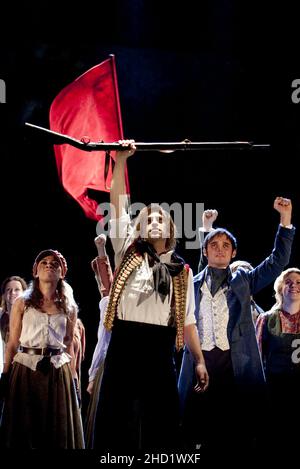 Fronte centrale, l-r: Rosalind James (Eponine), Jon Robyns (Enjollas), Gareth Gates (Marius) a LES MISERABLES al Barbican Theater, Londra EC2 14/09/2010 musica: Claude-Michel Schönberg testo: Herbert Kretzmer testo originale di Alain Boubil & Jean-Marc NATEL materiale aggiuntivo: James Fenton basato sul romanzo di Victor Hugo produzione originale adattato & diretto da Trevor Nunn & John Caird Set design: Matt Kinley costumi: Andreanne Neofitou illuminazione: Paule Constable registi: Laurence Connor & James Powell Foto Stock