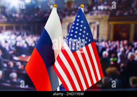 La bandiera degli Stati Uniti, la bandiera russa. Bandiera degli Stati Uniti d'America, bandiera della Russia. Gli Stati Uniti d'America e la Federazione russa si confrontano. L'invasione del Regno Unito da parte della Russia Foto Stock