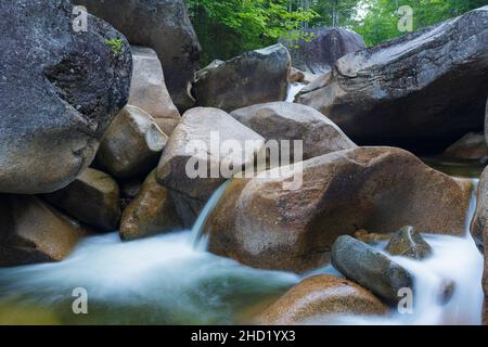 Il fiume Pemigewasset nella zona generale del sito di mulino di Frank W. Whitehouse nel 1890s a Franconia Notch a Lincoln, New Hampshire, in una giornata estiva Foto Stock