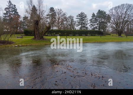 Giardino vicino al fiume Utrata a Zelazowa Wola presso la casa natale di Frederic Chopin. Polonia. Foto Stock