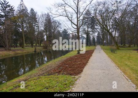 Giardino vicino al fiume Utrata a Zelazowa Wola presso la casa natale di Frederic Chopin. Polonia. Foto Stock