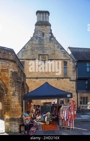 Inghilterra, Dorset, Sherborne, il colorato Market Day Stall e il condotto Foto Stock