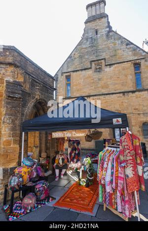 Inghilterra, Dorset, Sherborne, il colorato Market Day Stall e il condotto Foto Stock